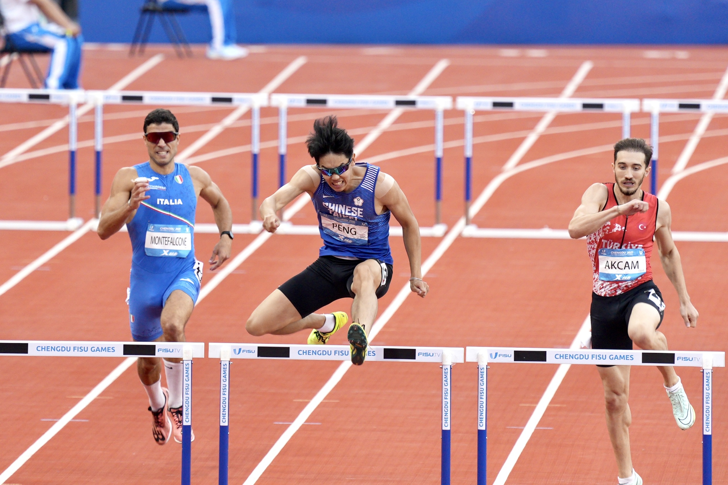 (圖)Taiwan’s track and field athlete Peng Ming-yang broke the finishing tape in the 400 meters hurdles with a time of 4262 seconds, breaking the 22-old national record.